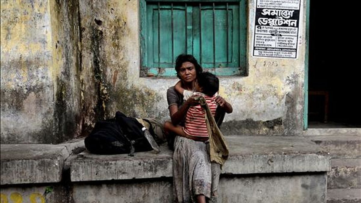 Una mujer y su hijo esperan para recoger una ración de comida durante el Día Internacional de los Derechos Humanos, en Calcuta (India), hoy, 10 de diciembre de 2010. EFE
