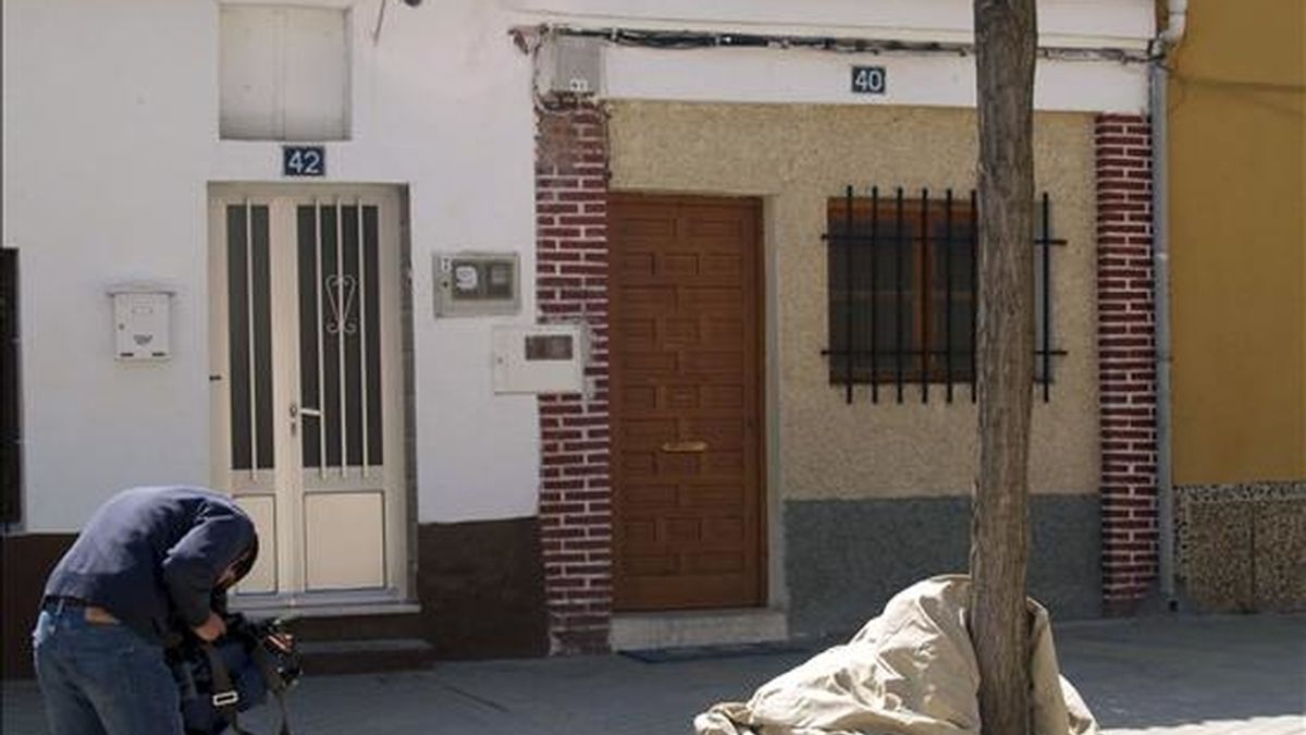 Un cámara de televisión captura imágenes el pasado día 2 del exterior de la vivienda de la localidad vallisoletana de Nava del Rey donde residía el matrimonio rumano detenido como supuestos responsables de la compraventa de un bebé por 2.000 euros. EFE/Archivo