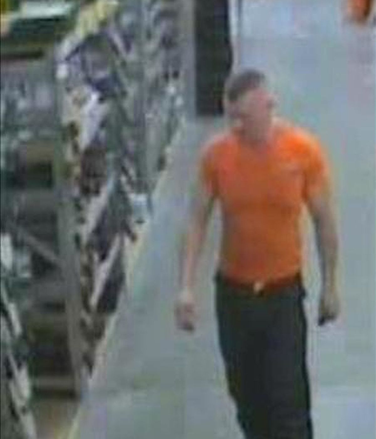 Fotografía sacada de una grabación de una cámara de seguridad, y facilitada por la Policía de Northumberland, hoy, miércoles, 8 de julio de 2010, que muestra al fugitivo Raoul Moat en el interior de una tienda en Newcastle (R.Unido), el pasado 2 de julio. Centenares de agentes de la policía llegados de distintos puntos del país llevan a cabo hoy una espectacular operación en el norte de Inglaterra para capturar a Moat, quien está acusado de haber herido a su ex novia, Samatha Stobbart, de 22 años, matado al nuevo compañero de ésta, Chris Brown, de 29, el pasado sábado, y herido al día siguiente también con arma de fuego a un agente que estaba de patrulla. EFE Fotografía sacada de una grabación de una cámara de seguridad, y facilitada por la Policía de Northumberland, hoy, miércoles, 8 de julio de 2010, que muestra al fugitivo Raoul Moat en el interior de una tienda en Newcastle (R.Unido), el pasado 2 de julio. Centenares de agentes de la policía llegados de distintos puntos del país llevan a cabo hoy una espectacular operación en el norte de Inglaterra para capturar a Moat, quien está acusado de haber herido a su ex novia, Samatha Stobbart, de 22 años, matado al nuevo compañero de ésta, Chris Brown, de 29, el pasado sábado, y herido al día siguiente también con arma de fuego a un agente que estaba de patrulla. EFE