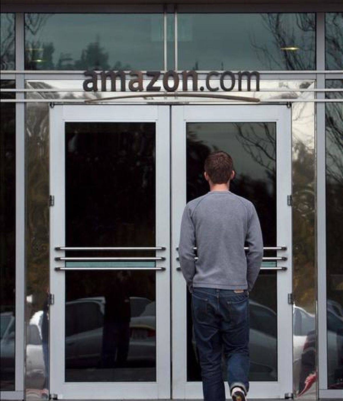 Para el próximo trimestre, Amazon.com prevé ingresar entre 4.300 y 4.750 millones de dólares, lo que supondría un incremento de entre el 6% y el 17% respecto a un año antes. EFE/Archivo