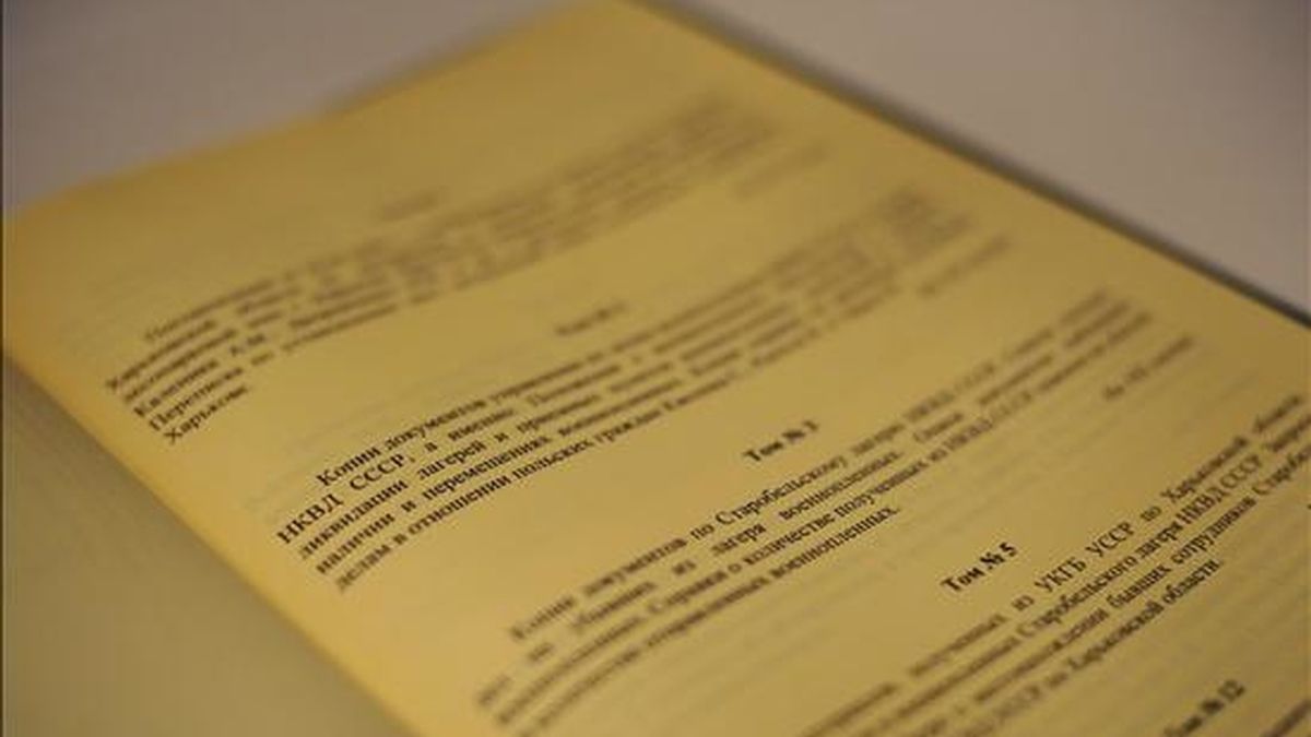 Documentos que contienen las actas de investigación de la matanza de Katyn son mostrados en la oficina presidencial en Varsovia, Polonia, el pasado mes de mayo. EFE/Archivo
