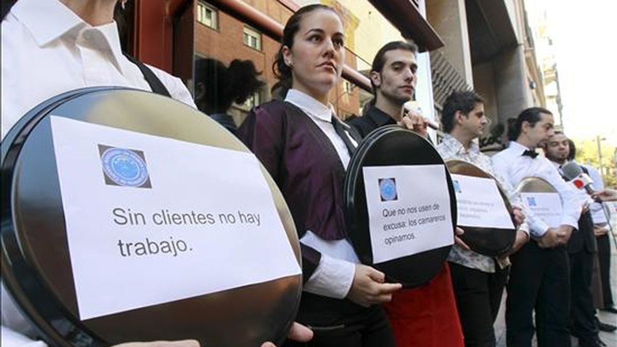 Integrantes de la Asociación de Maitres y Camareros de España, durante la protesta que realizaron hoy en Madrid contra la prohibición total de fumar en los establecimientos de hostelería. EFE