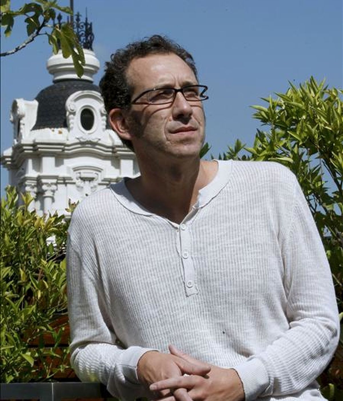 Ricardo Menéndez Salmón durante una entrevista con Efe sobre su nueva novela, "La luz es más antigua que el amor", en la que reivindica la creación como consuelo frente a lo absurdo del mundo. Tras reflexionar sobre la guerra, el miedo y la mentira en su "Trilogía del mal", Menéndez Salmón cambia de registro y refleja su pasión por la pintura en su última obra. EFE Ricardo Menéndez Salmón durante una entrevista con Efe sobre su nueva novela, "La luz es más antigua que el amor", en la que reivindica la creación como consuelo frente a lo absurdo del mundo. Tras reflexionar sobre la guerra, el miedo y la mentira en su "Trilogía del mal", Menéndez Salmón cambia de registro y refleja su pasión por la pintura en su última obra. EFE