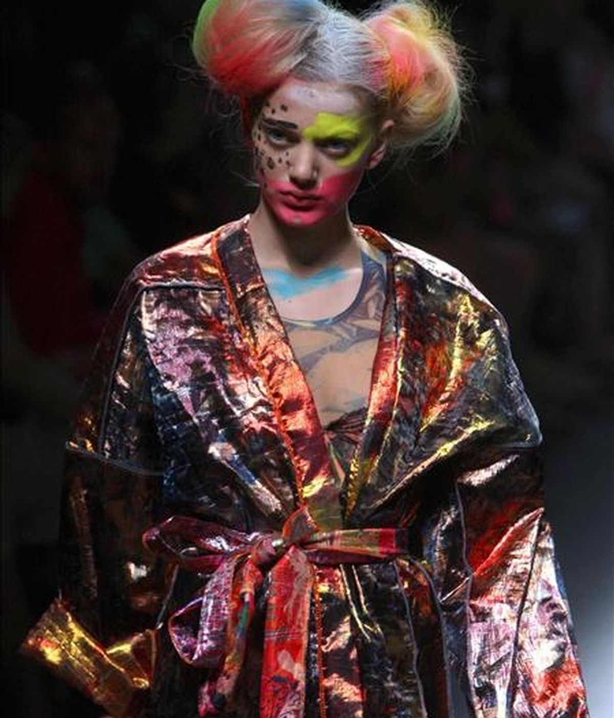Una modelo luce una de las creaciones del diseñador Alexis Reyna durante su desfile en la sexta edición del 080 Barcelona Fashion. EFE