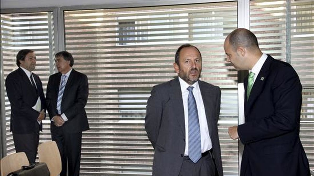 Juan Miguel Martíez Gabaldón (2i), junto a su abogado, y Félix Gullón (d), junto al suyo. EFE/Archivo