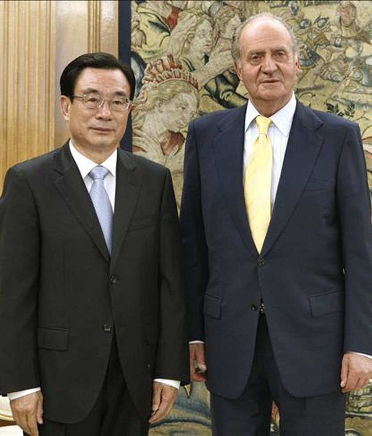 El rey Juan Carlos posa junto a He Guoqiang, miembro del Comité Permanente del Buró Político del Comité Central del Partido Comunista de China al inicio de la audiencia que le ha ofrecido esta tarde en el Palacio de la Zarzuela. EFE