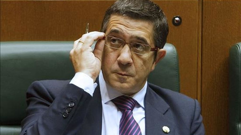 El lehendakari, Patxi López, durante el pleno de control del Gobierno que celebra hoy el Parlamento Vasco. EFE El lehendakari, Patxi López, durante el pleno de control del Gobierno que celebra hoy el Parlamento Vasco. EFE