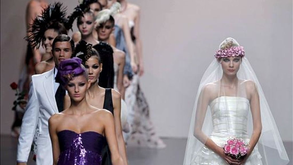 Varias modelos lucen las creaciones del diseñador Elio Berhanyer durante la presentación de su colección primavera/verano 2011, en la última jornada de Cibeles Madrid Fashion Week que se celebra en la capital. EFE Varias modelos lucen las creaciones del diseñador Elio Berhanyer durante la presentación de su colección primavera/verano 2011, en la última jornada de Cibeles Madrid Fashion Week que se celebra en la capital. EFE