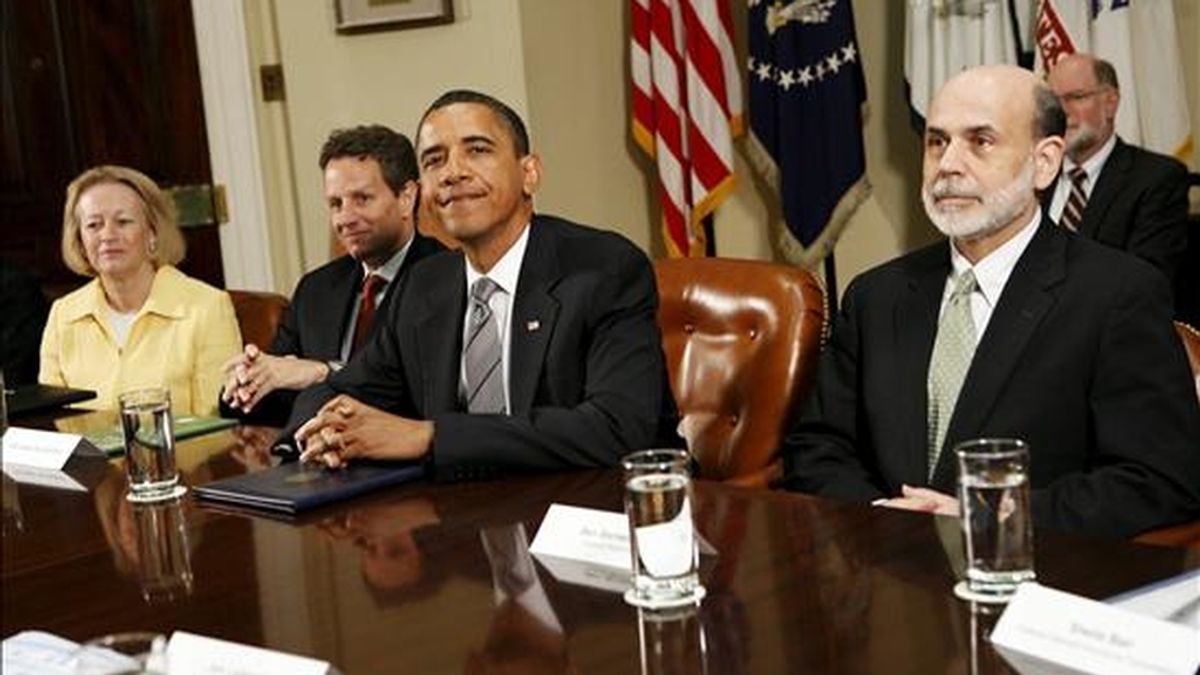 El presidente de Estados Unidos, Barack Obama (2d), durante la reunión que mantuvo con el secretario del Tesoro, Timothy Geithner (2i) y el presidente de la Reserva Federal, Ben Bernanke (d), en la sala Roosvelt de la Casa Blanca en Washington. EFE
