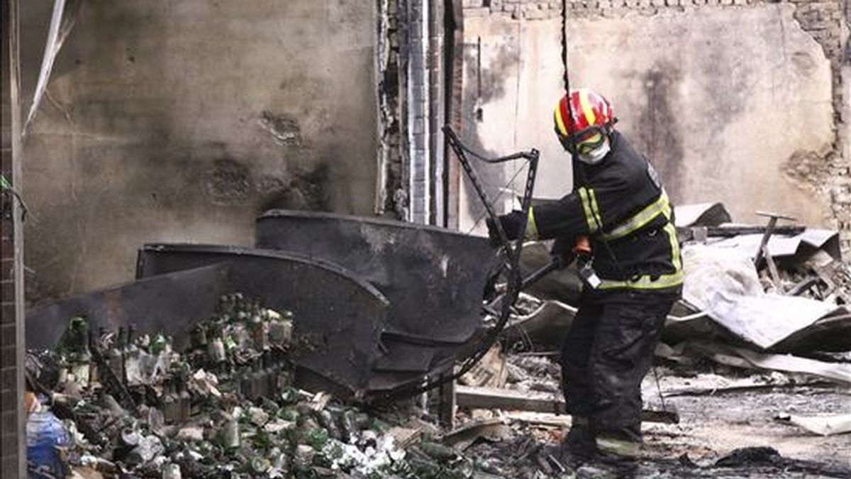 Fotografía cedida por los servicios de emergencia surcoreanos en la que se ve a miembros de los servicios de emergencia entre los restos de las viviendas destruídas por la artillería norcoreana en el ataque de ayer. Entre las ruinas han aparecido dos cadáveres de civiles que se suman a los dos militares muertos. EFE