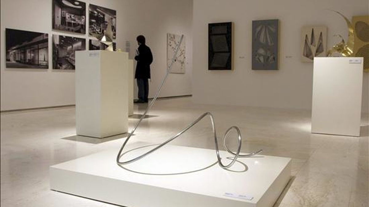 El Museo de Arte Contemporáneo de Alicante (MACA) inicia su andadura con una exposición integrada por obras de reconocidos artistas que marcaron el devenir y la renovación de las artes plásticas en la década de los cincuenta en España, como Eusebio Sempere o Andreu Alfaro. EFE