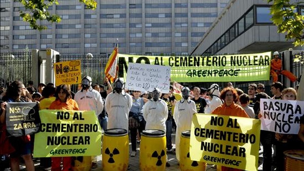 Miembros de la Plataforma Contra el Cementerio Nuclear de Zarra, durante la concentración que realizaron hoy ante la sede del Ministerio de Industria en Madrid para rechazar la posible instalación del almacén temporal centralizado de residuos nucleares en esa localidad valenciana. EFE