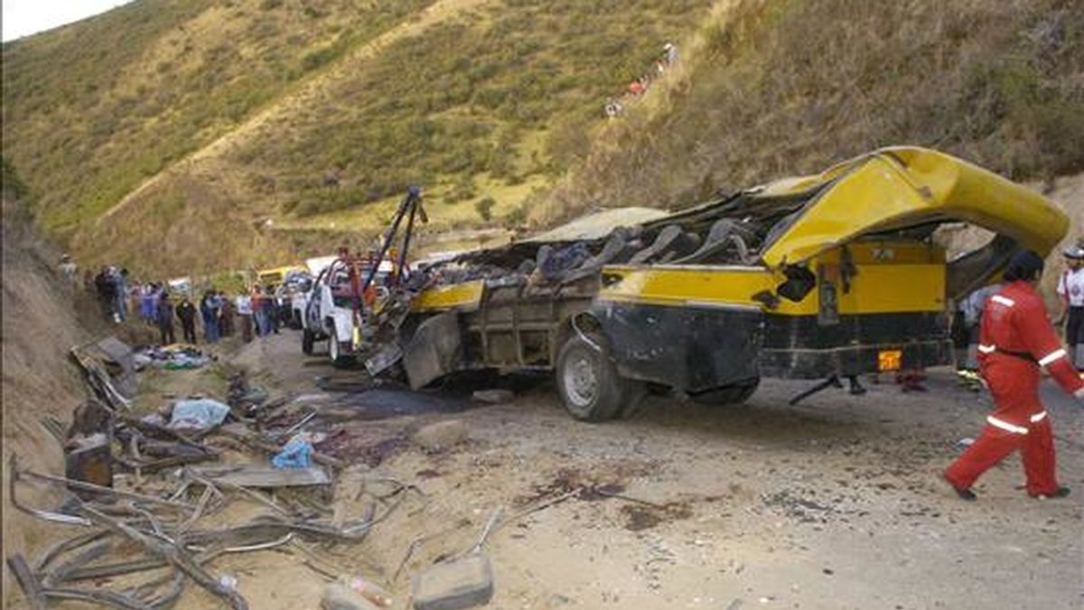 Imagen de archivo del 25 de septiembre de 2006, de un accidente de un autobús en la localidad ecuatoriana de Papallacta, un balneario de aguas termales a unos 40 kilómetros al este de Quito (Ecuador). EFE/Archivo