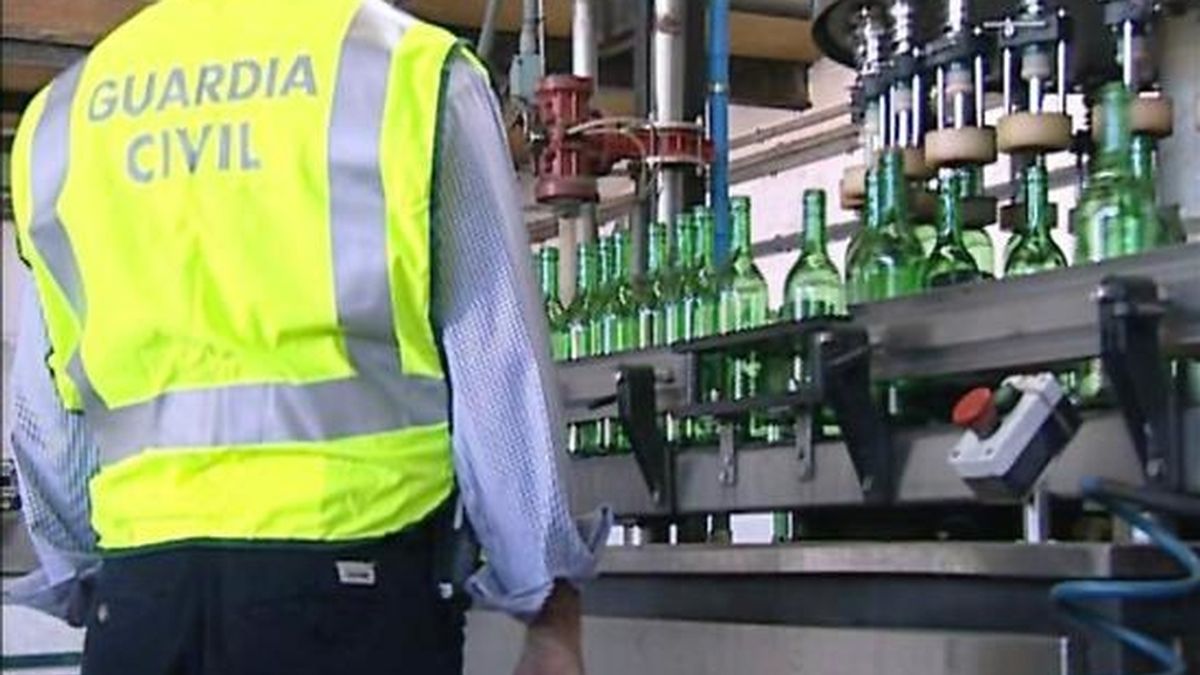 Un miembro de la Guardia Civil inspecciona las instalaciones de una empresa dentro de una operación contra una red dedicada a la importación ilegal de alcohol. EFE/Archivo