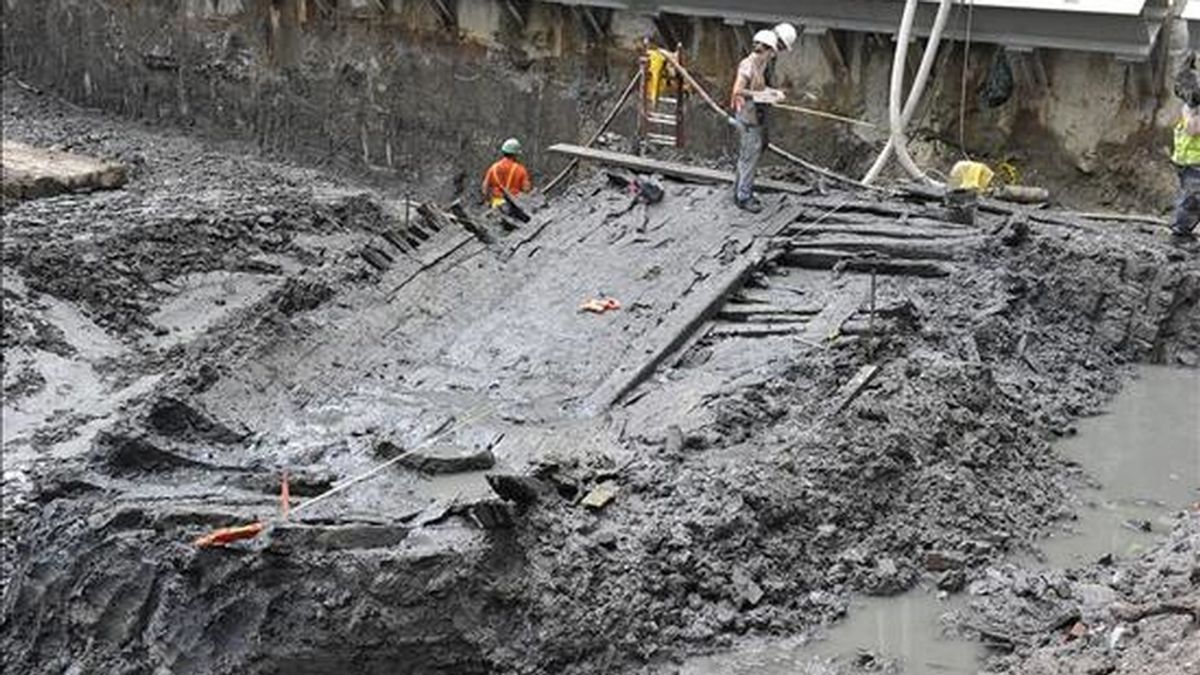 Imagen cedida por la Autoridad Portuaria NJ-NY del sitio donde se han descubierto los restos de un barco durante las obras de construcción de la "zona cero" en el sur de Manhattan, Nueva York (EEUU). EFE