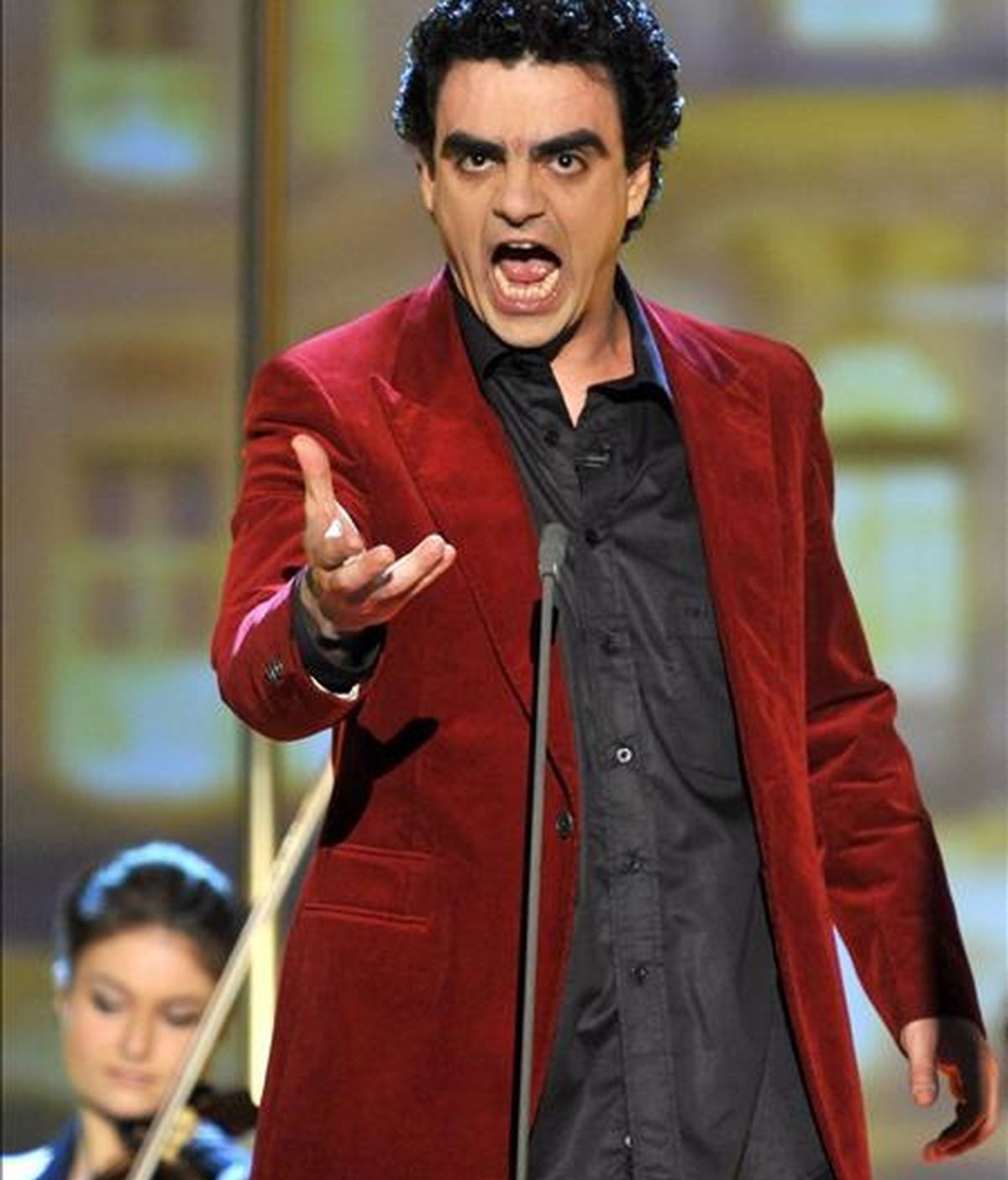 El tenor mexicano Rolando Villazón durante su actuación en el programa de la televisión alemana "Wetten Dass...?", grabado en el Olympiahalle de Múnich (Alemania), el 21 de marzo pasado. EFE/Archivo