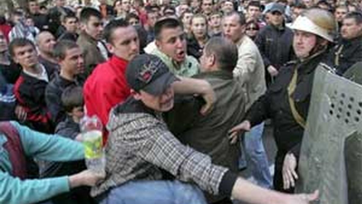 Un grupo de manifestantes se enfrenta a la policía antidisturbios durante una protesta en las cercanías del edificio de gobierno de Chisinau, en Moldavia, el 08 de abril de 2009. FOTO: EFE
