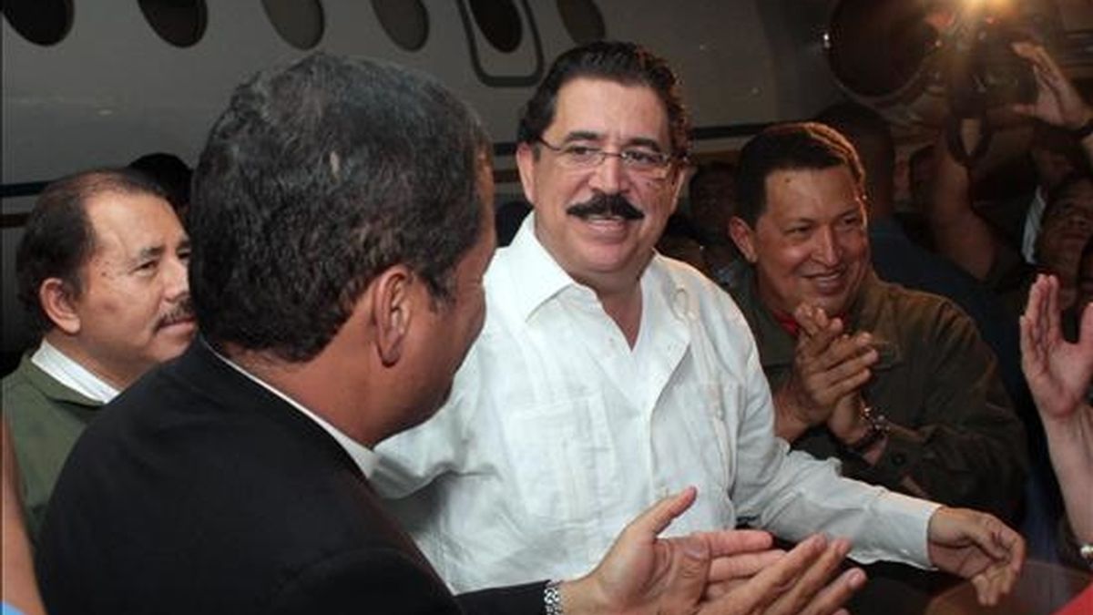 El presidente de Honduras, Manuel Zelaya, destituido por el Parlamento y enviado a la fuerza por los militares hondureños a Costa Rica, llega al Aeropuerto Internacional de Managua. Zelaya ha sido recibido en la capital nicaragüense con aplausos, vivas y abrazos por los presidentes Hugo Chávez, de Venezuela; Rafael Correa, de Ecuador y el anfitrión de Nicaragua, Daniel Ortega. EFE