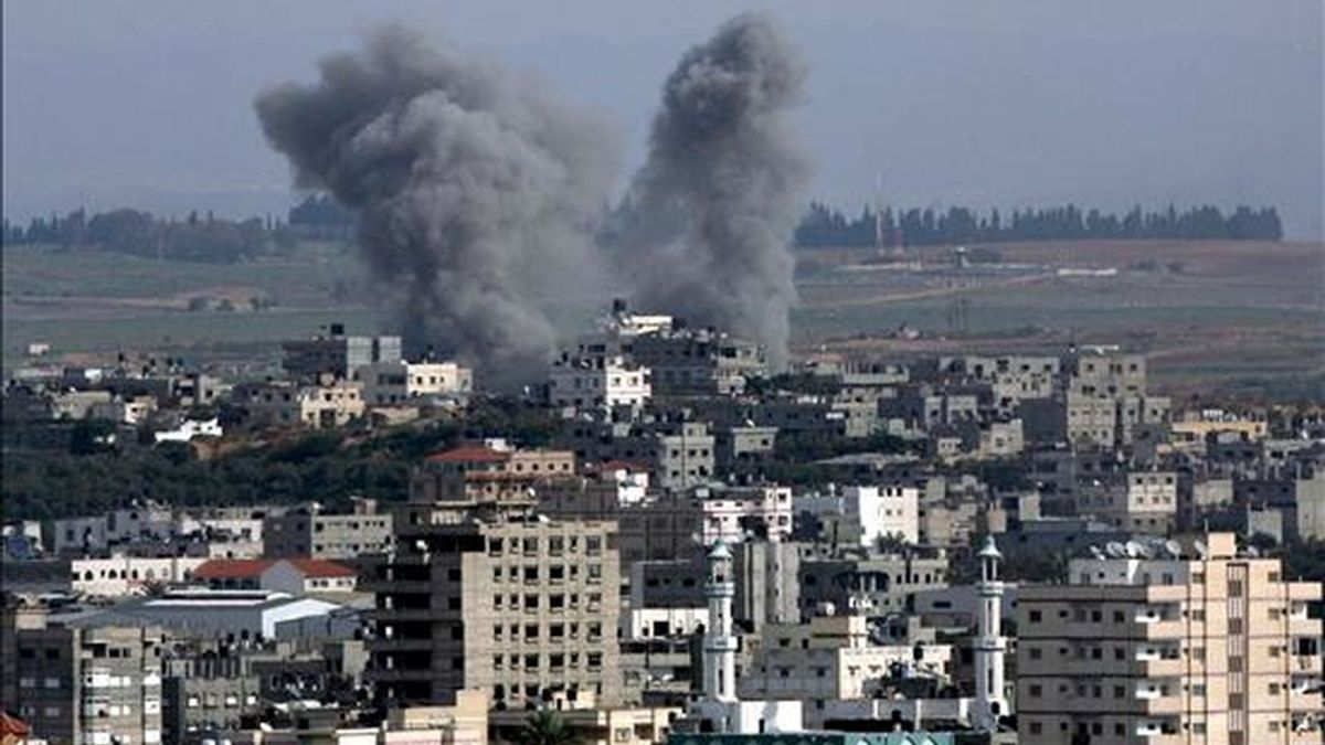 Una columna de humo se eleva en el aire después de que un misil israelí impactase en el este de Gaza, el 8 de enero de 2009. EFE/Archivo