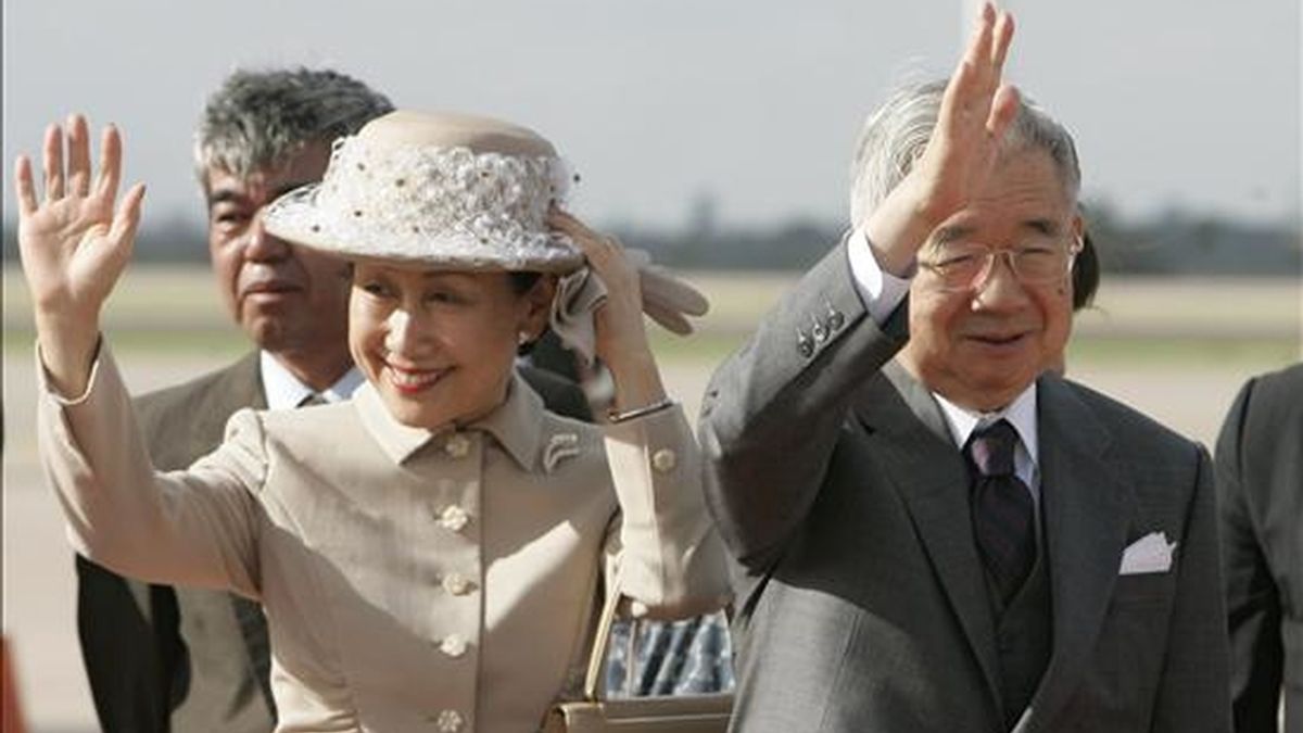 Imagen de este lunes del príncipe japonés Masahito Hitachi (d) y su esposa, la princesa Hanako Hitachi, a su llegada al aeropuerto de Viru Viru en Santa Cruz (Bolivia), para una visita oficial al país andino. EFE