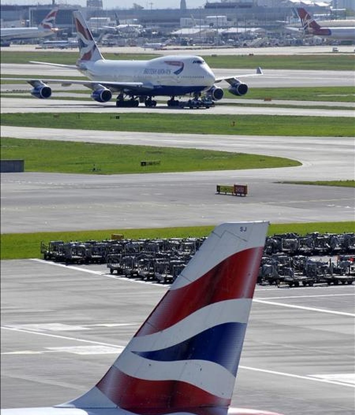 Un avión de la aerolínea British Airways aterriza en el aeropuerto de Heathrow, en Londres, Reino Unido. EFE/Archivo