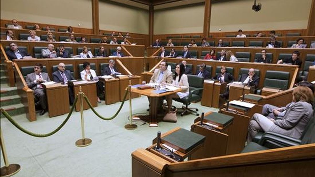 Vista del hemiciclo de la Cámara, en el primer pleno ordinario de la Legislatura, que hoy celebra el Parlamento Vasco. EFE