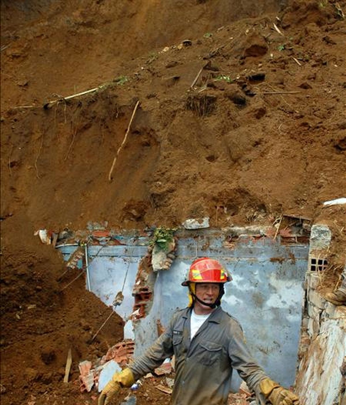 Un bombero participa en el rescate de varios desaparecidos por un deslizamiento de tierras en Medellín (Colombia). EFE/Archivo