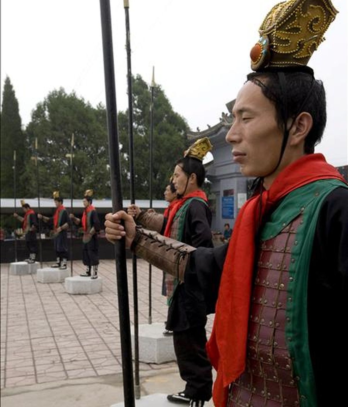 Imagen de archivo de un grupo de guardias vestidos con los atuendos de la dinastía Han, en la entrada del mausoleo del primer emperador chino Qin Shi-Huang cercano a la ciudad occidental de China Xi'an, que ha sido profanado. EFE/Archivo