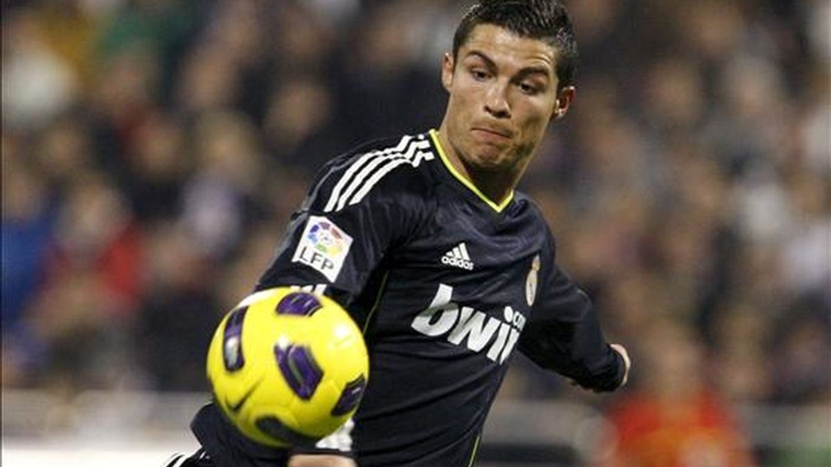El delantero portugués del Real Madrid Cristiano Ronaldo se dispone a chutar el balón durante el partido correspondiente a la decimoquinta jornada de Liga que el conjunto madridista disputó ayer con el Real Zaragoza en el estadio La Romareda. EFE