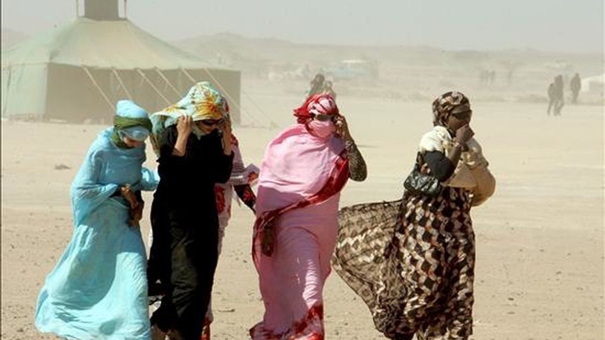 Varias mujeres saharauis caminan hacia el campo de refugiados de la localidad de Tifariti en el Sáhara Occidental. Un grupo de saharauis han sido retenidos entre Mauritania y Marruecos por falta de papeles. EFE/Archivo