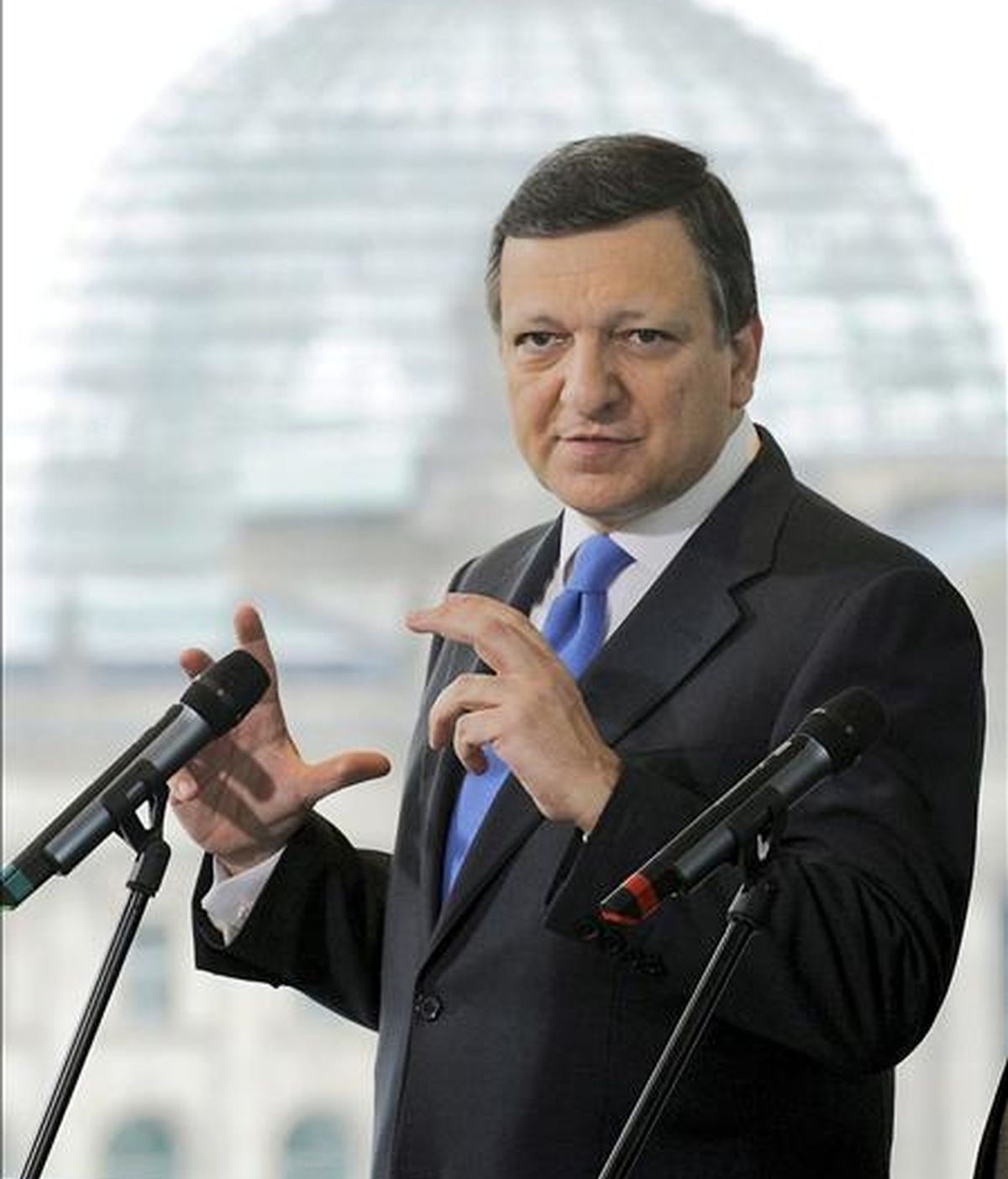 La crisis económica, la reforma de las estructuras de supervisión financiera y el apoyo a la reelección de José Manuel Durão Barroso como presidente de la Comisión Europea (CE) son los principales puntos de la agenda de la cumbre de jefes de Estado y de Gobierno de la UE que empezará mañana en Bruselas. EFE/Archivo