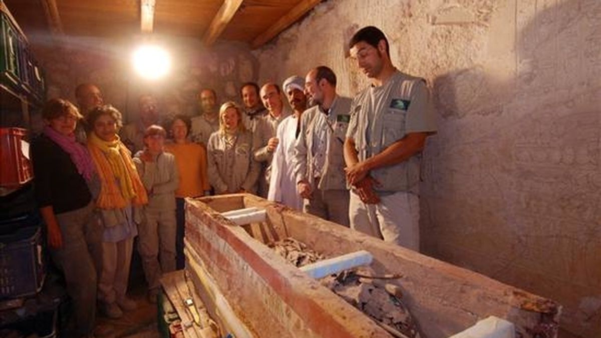 Fotografía de archivo del 18 de febrero de 2008 de una vista del ataúd hallado por un equipo de arqueólogos del Consejo Superior de Investagaciones Científicas (CSIC) de España, dentro de una tumba intacta perteneciente a un arquero de alto rango del imperio egipcio que tiene 4.000 años de antigüedad. EFE/Archivo