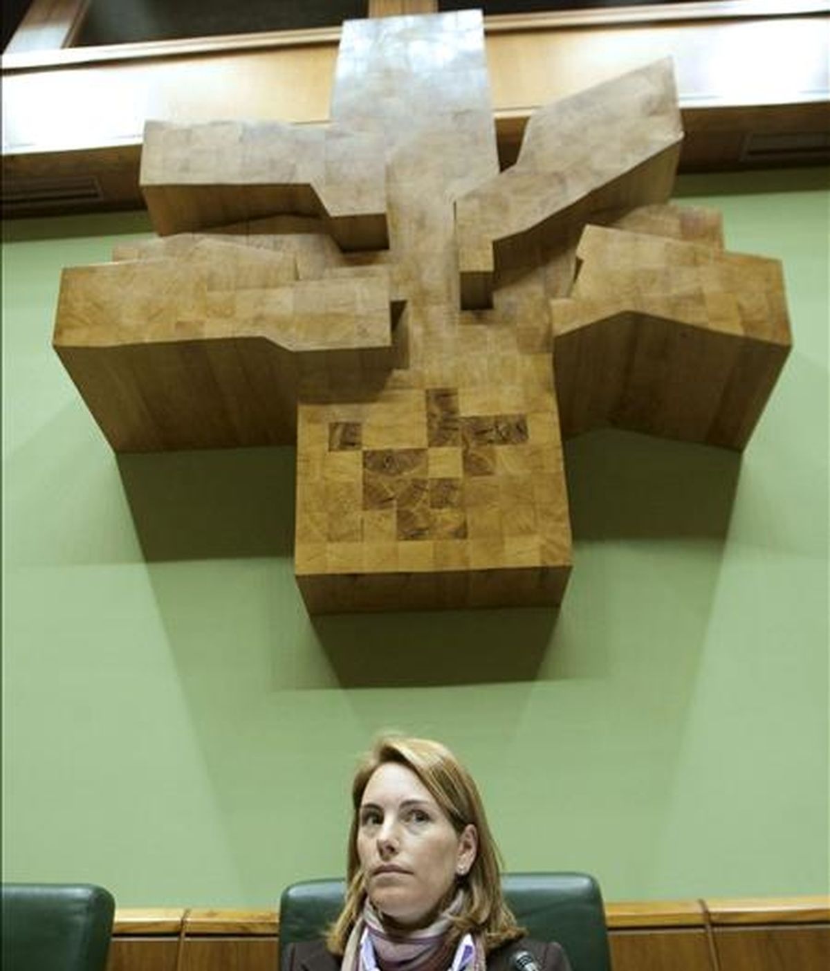 La presidenta del Parlamento Vasco, Arantza Quiroga, se dispone a dirigir su primera sesión como presidenta de la Cámara, el pleno que ha designado la comisión que estudia las posibles incompatibilidades de los parlamentarios. EFE