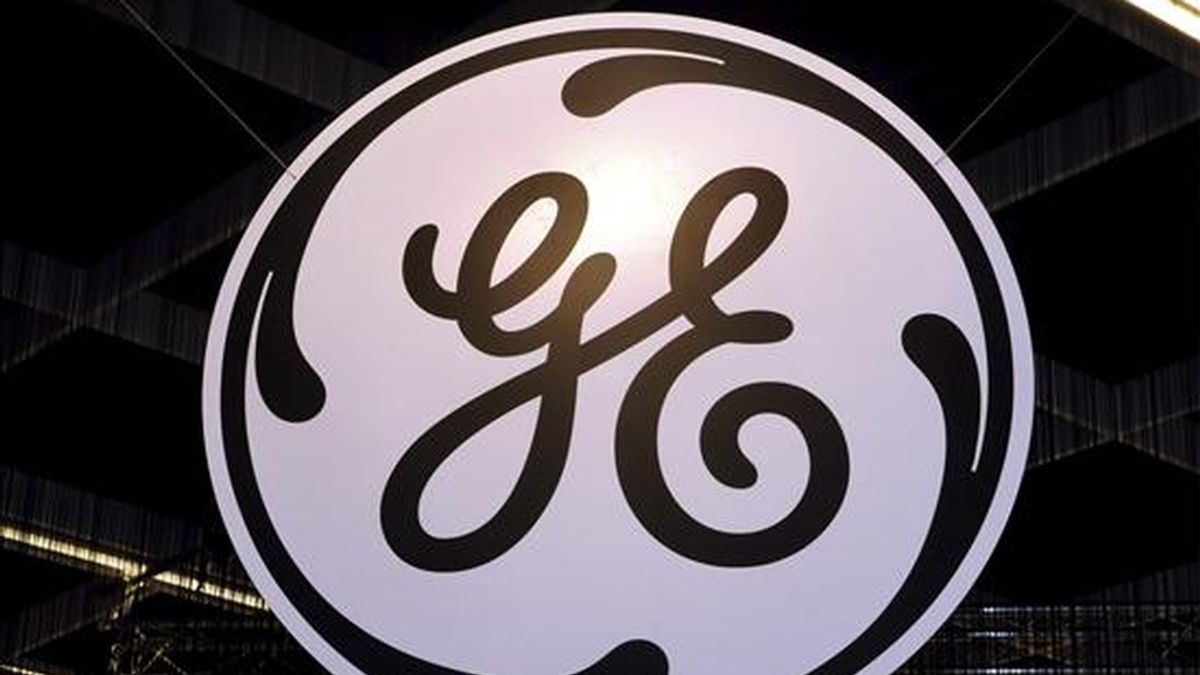 Fotografía de archivo que muestra el logo de General Electric en la feria de Fotokina en Colonia, Alemania, el 23 de septiembre de 2008. EFE/Archivo