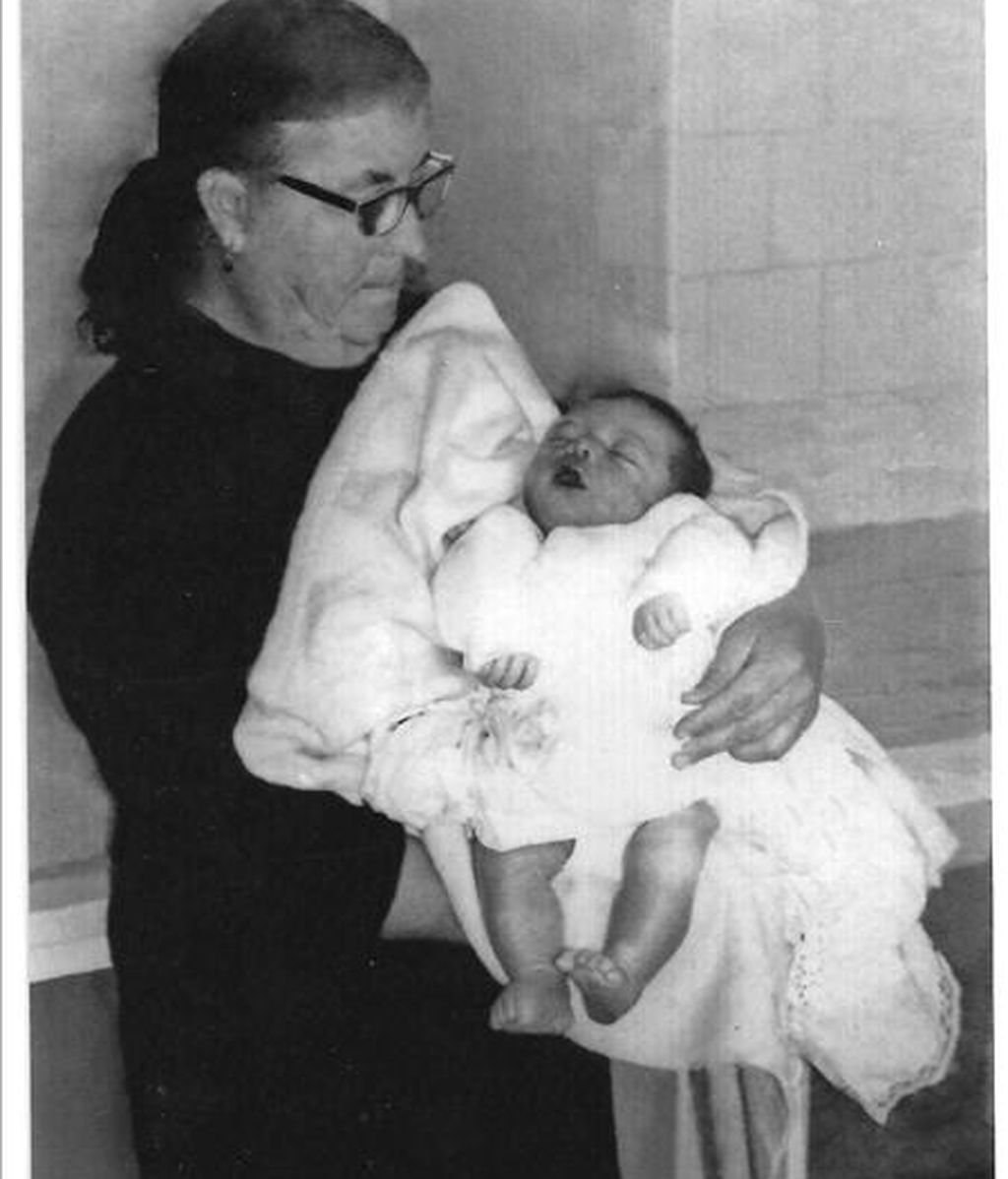 Foto que se tomó en 1967 de la abuela de Jesús Díaz Carrasco con el cadáver de éste en los brazos, un día después del supuesto fallecimiento del bebé. La imagen demuestra, según la hermana de aquel bebé, que el cadáver era más grande de lo habitual en un recien nacido y que la cabeza no tenía las señales de un parto con ventosa, tal y como el hospital certificó. La Fiscalía de Algeciras (Cádiz) continúa las investigaciones para determinar si trece muertes de recién nacidos registradas en los años 60 en esta zona podrían ser casos de robos de bebés y, para ello, ha pedido a la Policía que emprenda las diligencias para esclarecer estas sospechas. EFE Foto que se tomó en 1967 de la abuela de Jesús Díaz Carrasco con el cadáver de éste en los brazos, un día después del supuesto fallecimiento del bebé. La imagen demuestra, según la hermana de aquel bebé, que el cadáver era más grande de lo habitual en un recien nacido y que la cabeza no tenía las señales de un parto con ventosa, tal y como el hospital certificó. La Fiscalía de Algeciras (Cádiz) continúa las investigaciones para determinar si trece muertes de recién nacidos registradas en los años 60 en esta zona podrían ser casos de robos de bebés y, para ello, ha pedido a la Policía que emprenda las diligencias para esclarecer estas sospechas. EFE