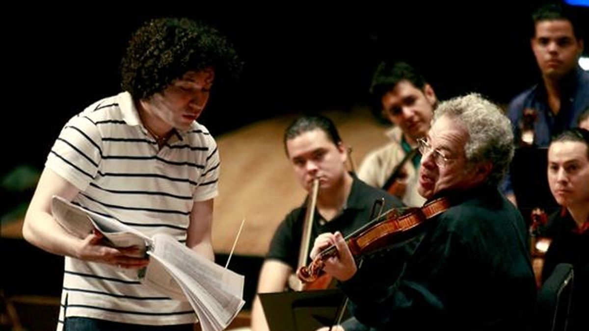 El director venezolano Gustavo Dudamel (i) conduce el ensayo general con miras al Concierto para Violín y Orquesta en Re Mayor, de Ludwig Van Beethoven, en el que el violinista israelí Itzhak Perlman (d) estará como solista, en el teatro Teresa Carreño de Caracas (Venezuela). EFE