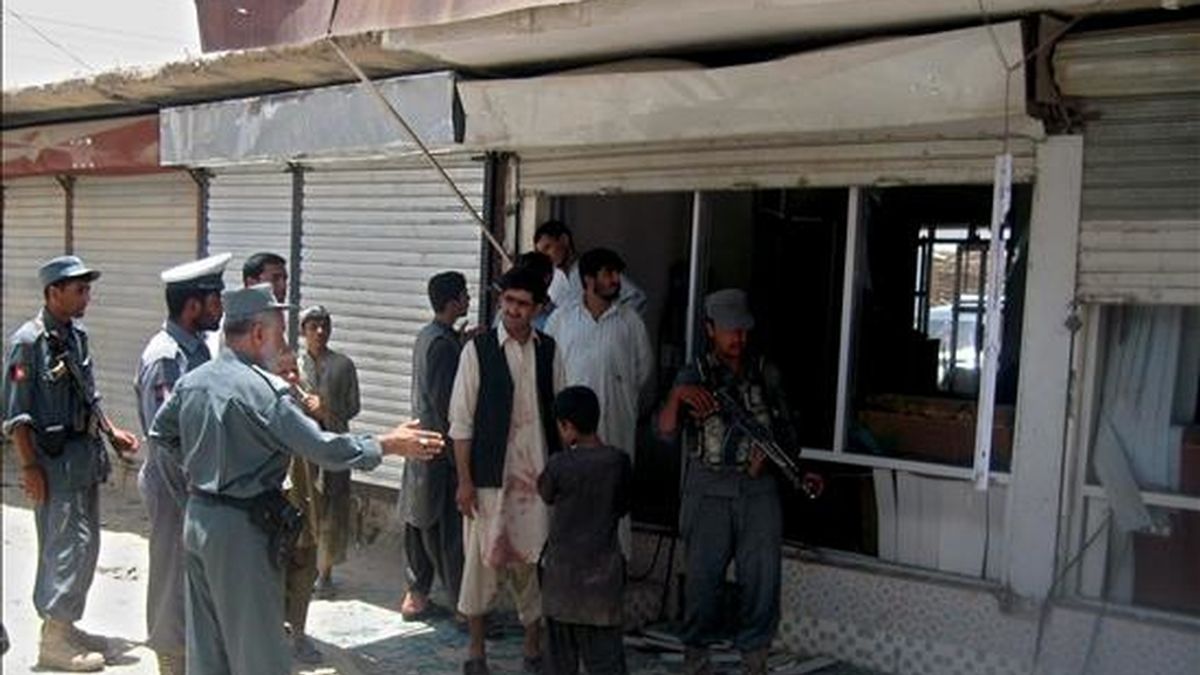 Policías afganos examinan el lugar de una explosión en Kandahar. EFE/Archivo