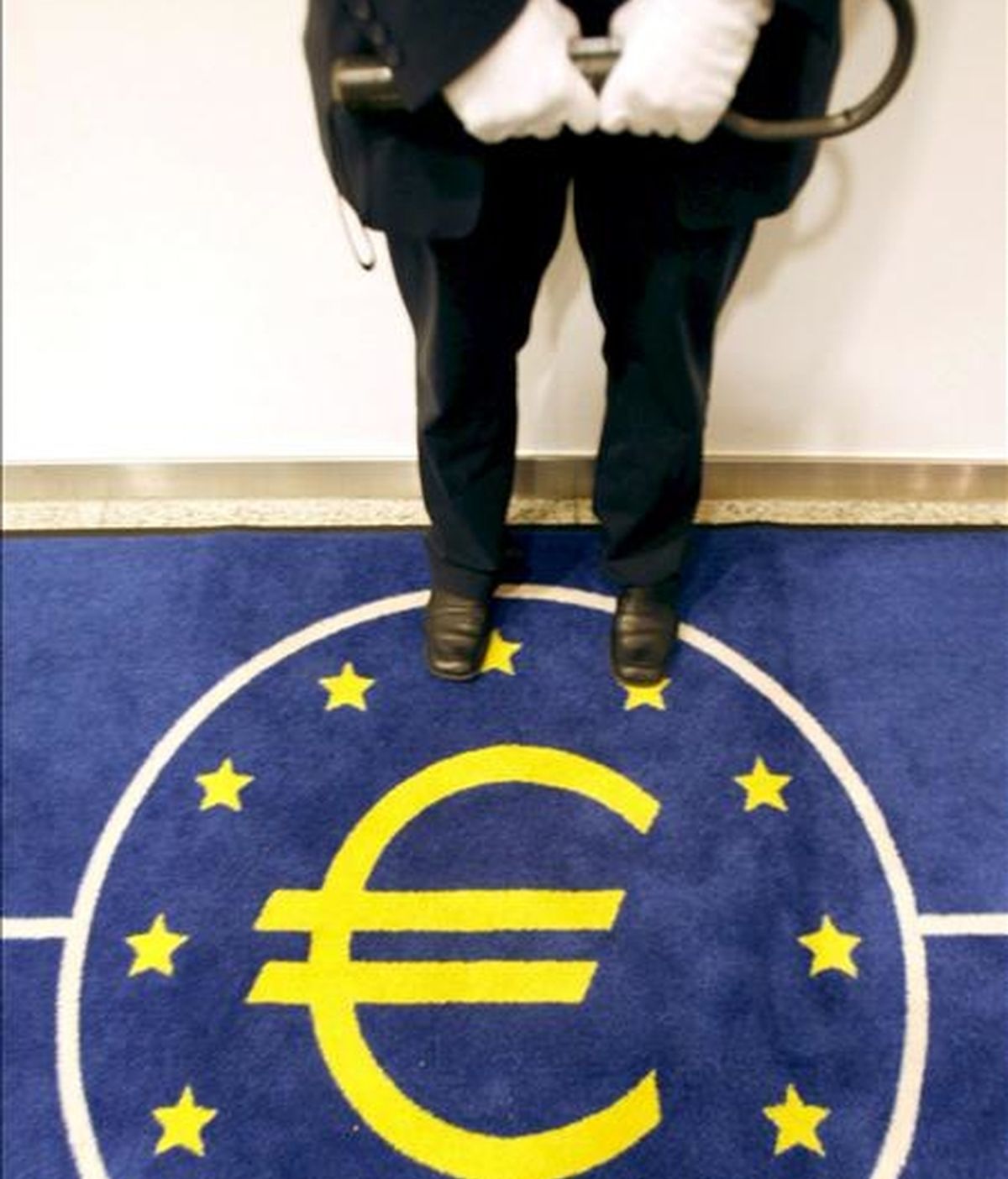 El Banco Central Europeo (BCE) compró deuda pública la semana pasada, por cuarta semana consecutiva, por valor de 1.348 millones de euros (977 millones de dólares). EFE/Archivo