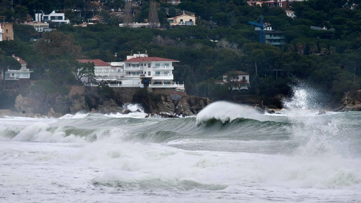 Vista de la playa de Platja d'Aro (Girona) tras el paso del temporal marítimo más fuerte desde octubre de 2003
