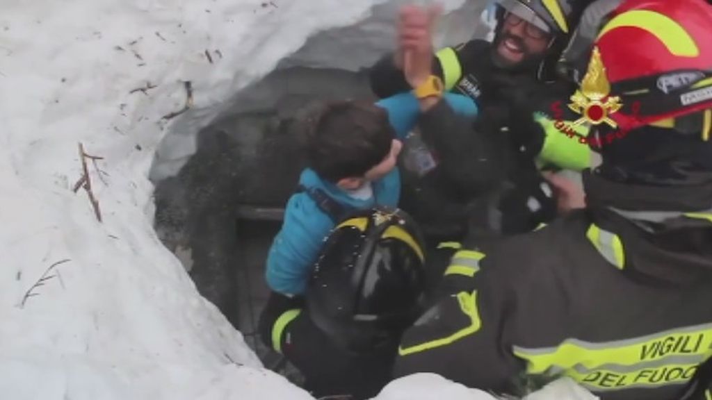 Casi dos días después, encuentran a diez supervivientes en el hotel sepultado por la nieve en Italia