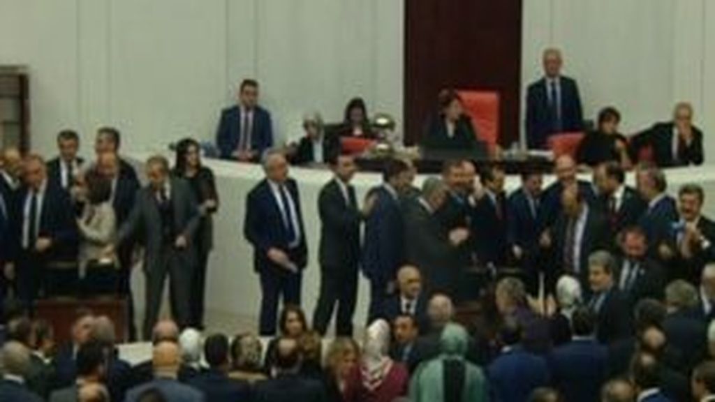 El parlamento de Turquía aprueba la ampliación de poderes de Erdogan
