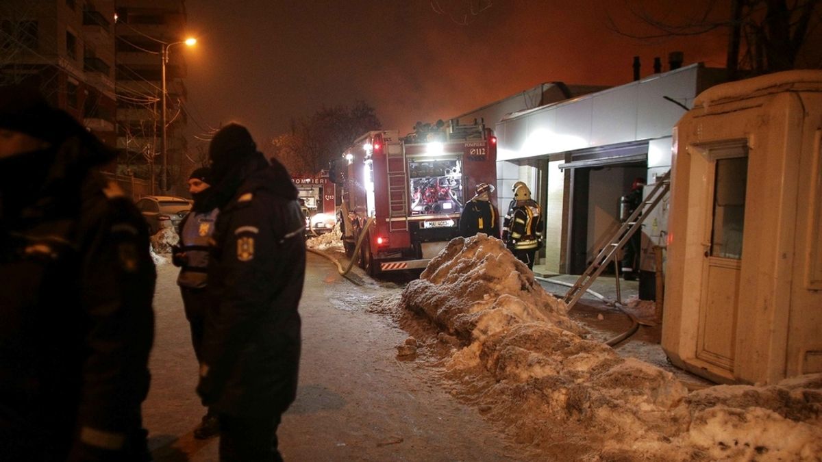 Bomberos en los alrededores de la discoteca que ha ardido en Bucarest