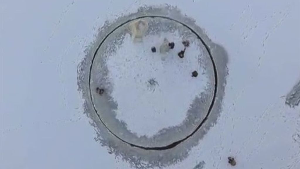 Fabrica un carrusel de hielo en un lago congelado en Finlandia