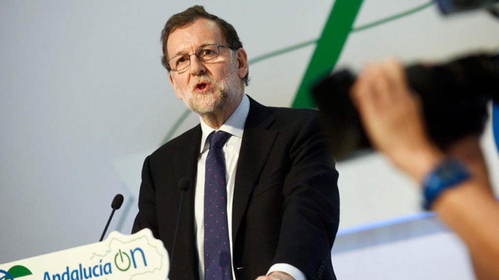 Rajoy anuncia que va a bajar la luz porque "va a llover"