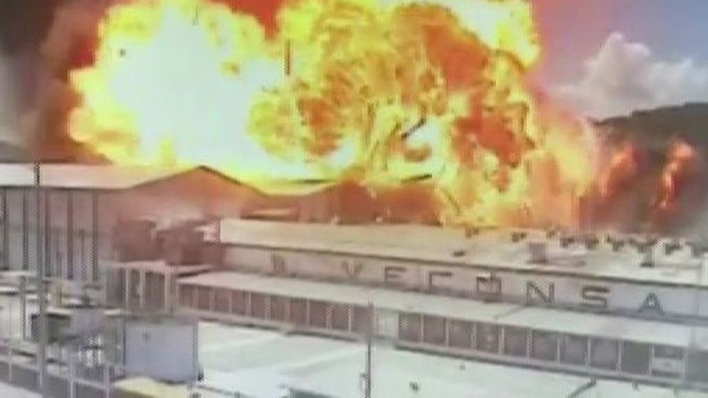 400 bomberos sofocan un espectacular incendio en una fábrica de Ecuador