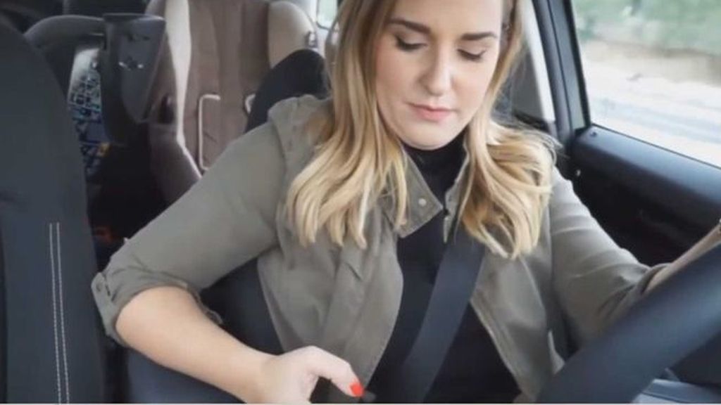 Una youtuber simula su accidente de tráfico para concienciar del uso del móvil al volante