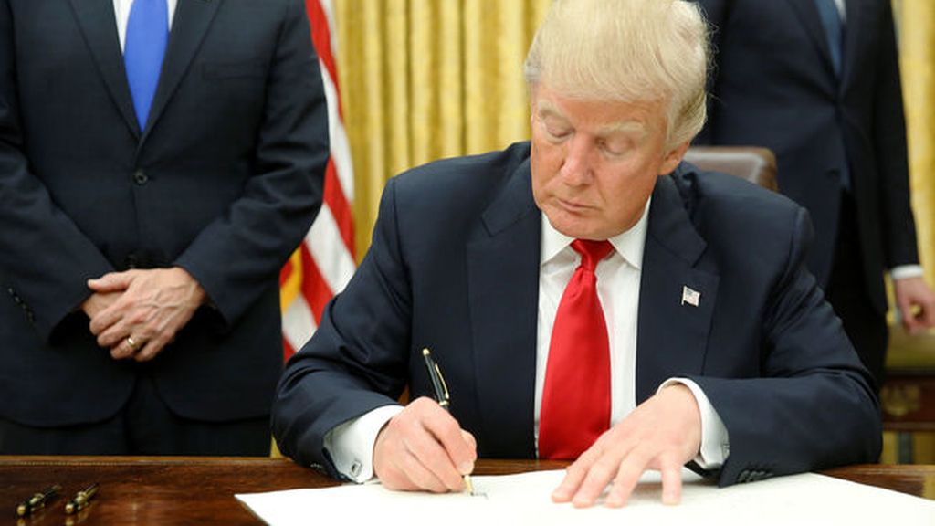 Trump anuncia en Twitter:  "Gran día para la seguridad nacional, construiremos el muro"