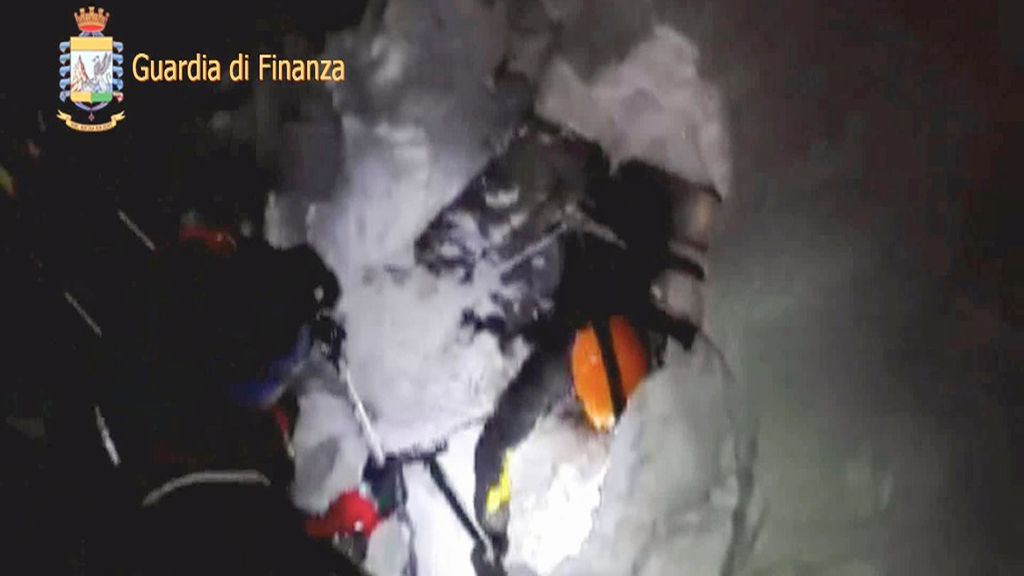 Búsqueda desesperada de supervivientes en el hotel arrasado por la avalancha en Italia