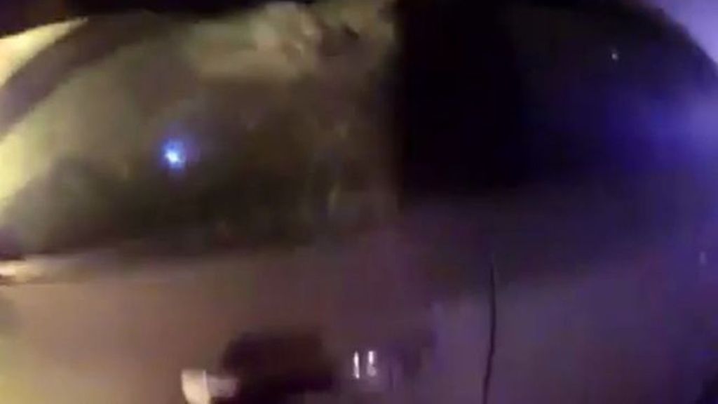 Un policía salva a una mujer atrapada en su coche en llamas