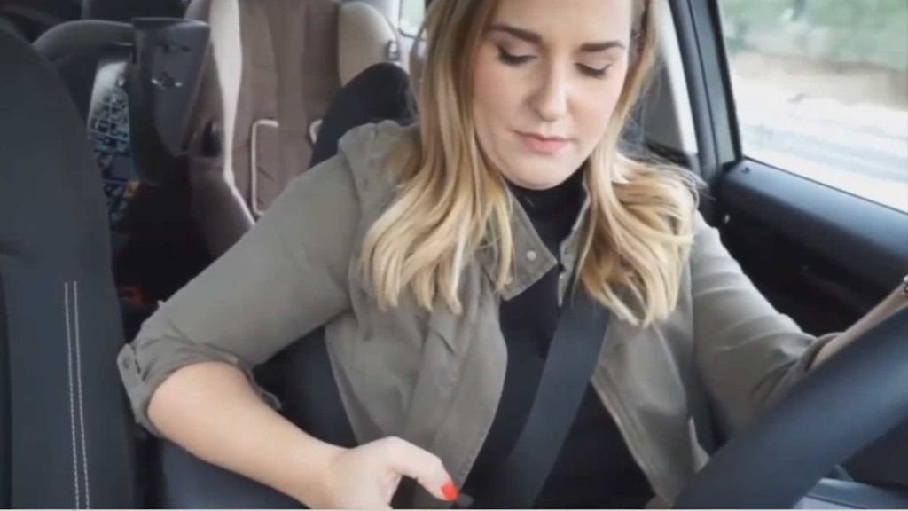 Una youtuber simula su accidente de tráfico para concienciar del uso del móvil al volante